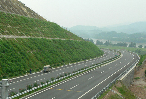 河龍高速邊坡修復(fù)